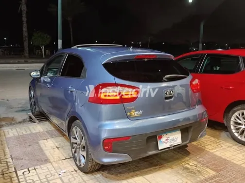 كيا ريو 2017 أزرق غامق مستعملة للبيع - 4