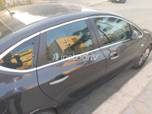 اوبل أسترا 2013 أبيض مستعملة للبيع - 2