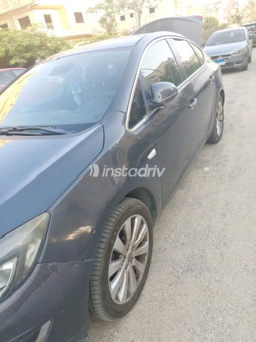 اوبل أسترا 2013 أبيض مستعملة للبيع - 6