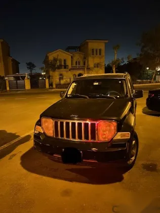 جيب شيروكي 2009 أسود مستعملة للبيع