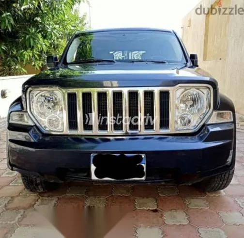 جيب شيروكي 2009 أزرق غامق مستعملة للبيع - 1