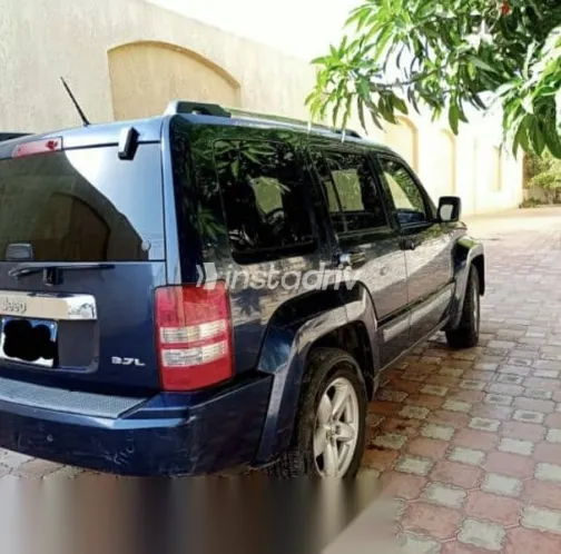 جيب شيروكي 2009 أزرق غامق مستعملة للبيع - 4