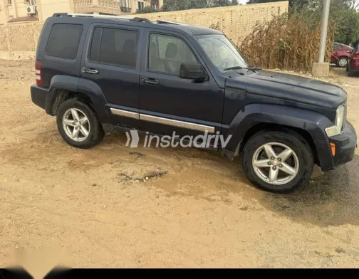 جيب شيروكي 2009 أزرق غامق مستعملة للبيع - 8