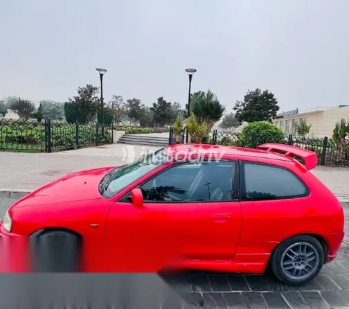 ميتسوبيشي كولت 1998 أحمر مستعملة للبيع - 1