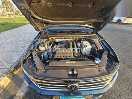 فولكس فاغن باسات 2021 أزرق غامق مستعملة للبيع - 2