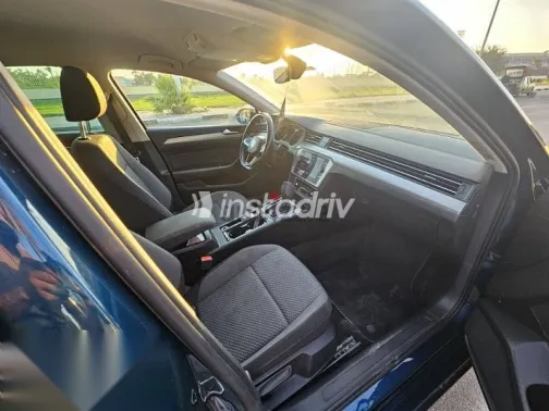 فولكس فاغن باسات 2021 أزرق غامق مستعملة للبيع - 4