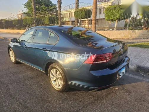 فولكس فاغن باسات 2021 أزرق غامق مستعملة للبيع - 8