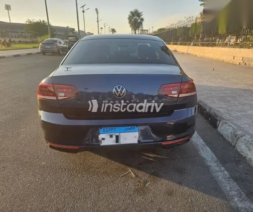 فولكس فاغن باسات 2021 أزرق غامق مستعملة للبيع - 9