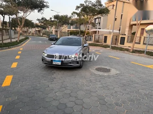 فولكس فاغن باسات 2022 فضي مستعملة للبيع - 1