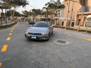 فولكس فاغن باسات 2022 فضي مستعملة للبيع