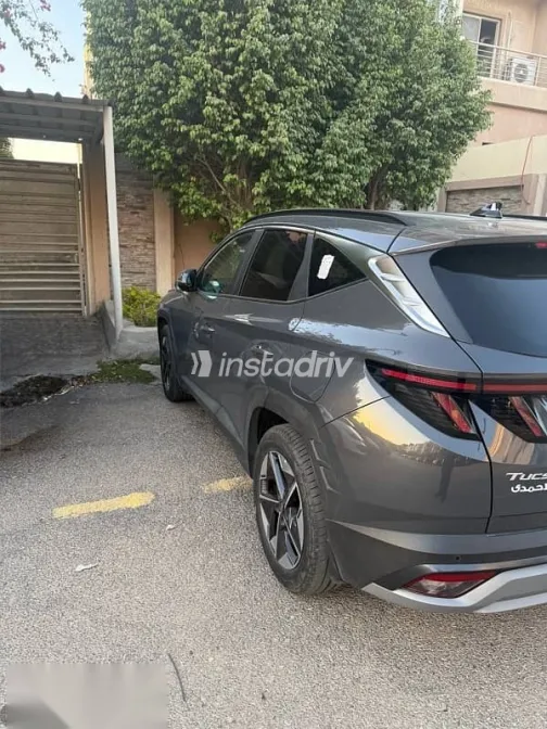 هيونداي توسان 2025 رمادي مستعملة للبيع - 2