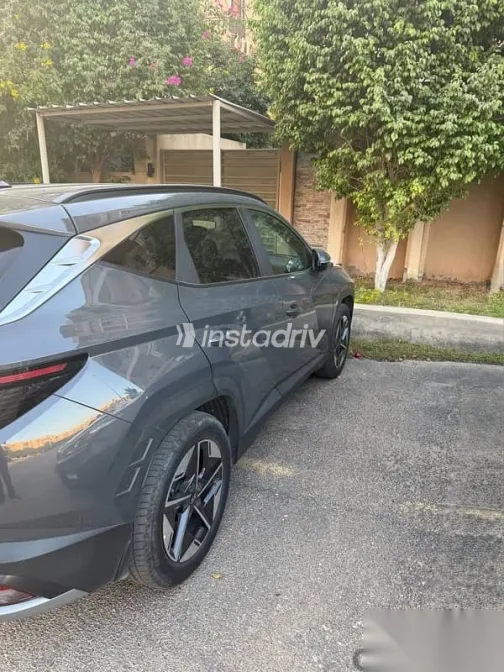 هيونداي توسان 2025 رمادي مستعملة للبيع - 3