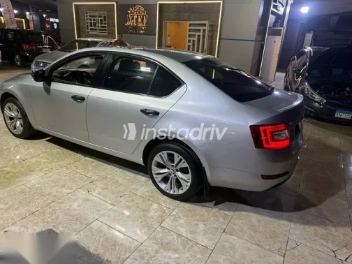 سكودا اوكتافيا 2015 فضي مستعملة للبيع - 5