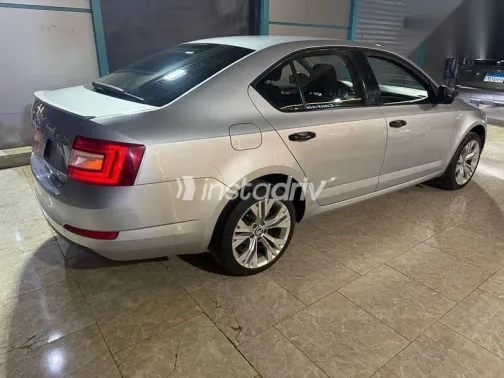 سكودا اوكتافيا 2015 فضي مستعملة للبيع - 8