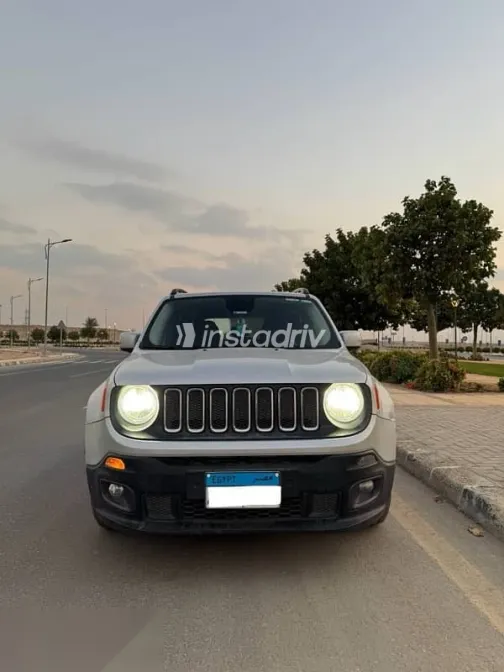 Jeep Renegade 2017 Silver Used for Sale - 4