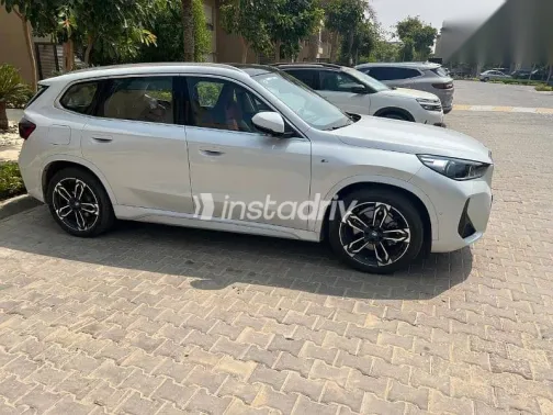 بي ام دبليو اى اكس 1 2024 أبيض مستعملة للبيع - 4