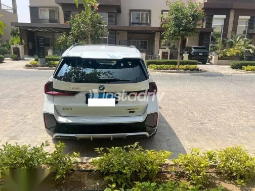 بي ام دبليو اى اكس 1 2024 أبيض مستعملة للبيع - 7