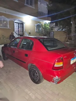 اوبل أسترا 2000 أحمر مستعملة للبيع