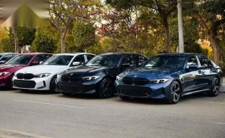 بي ام دبليو 320 2026 أزرق غامق جديدة للبيع