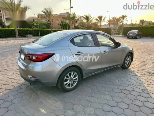 مازدا 2 2017 فضي مستعملة للبيع - 3