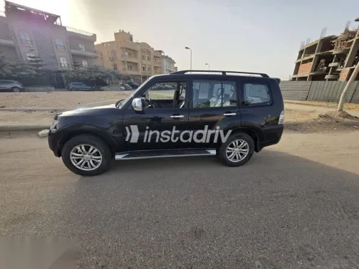 ميتسوبيشي باجيرو 2016 أسود مستعملة للبيع - 2