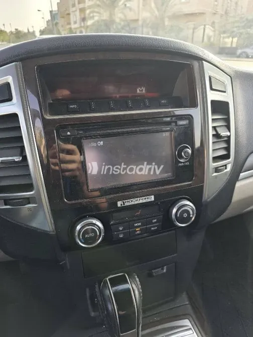 ميتسوبيشي باجيرو 2016 أسود مستعملة للبيع - 5