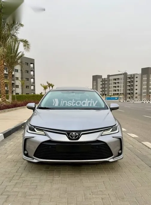 تويوتا كورولا 2019 فضي مستعملة للبيع - 1
