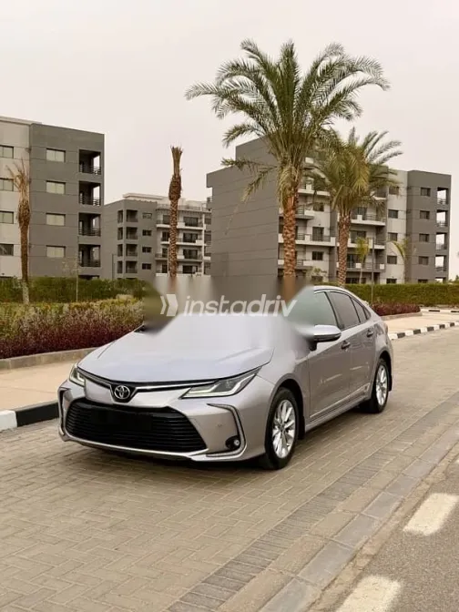 تويوتا كورولا 2019 فضي مستعملة للبيع - 2