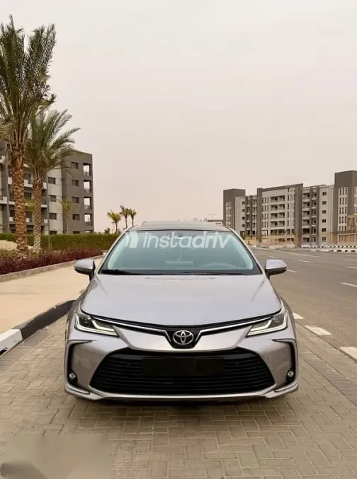 تويوتا كورولا 2019 فضي مستعملة للبيع - 3