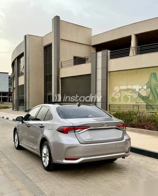 تويوتا كورولا 2019 فضي مستعملة للبيع - 4