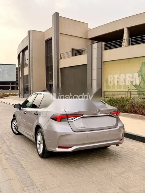 تويوتا كورولا 2019 فضي مستعملة للبيع - 7