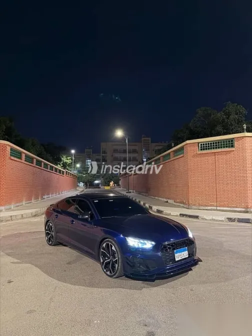 اودي A5 2021 أزرق غامق مستعملة للبيع - 1