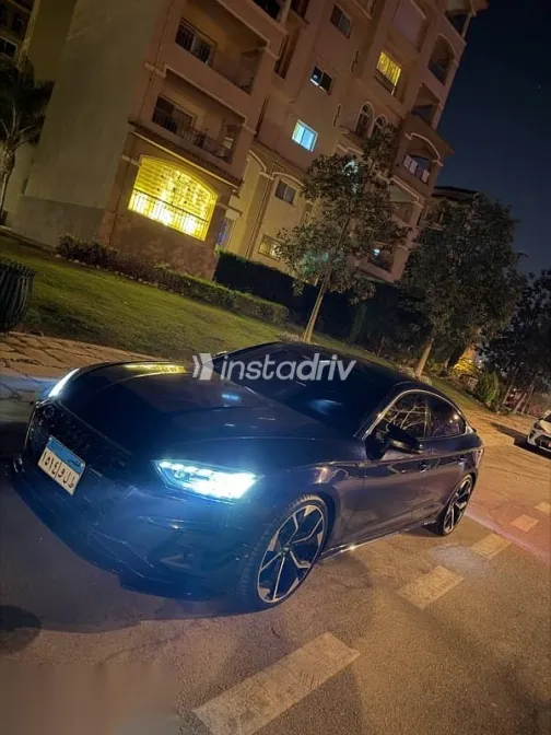 اودي A5 2021 أزرق غامق مستعملة للبيع - 2