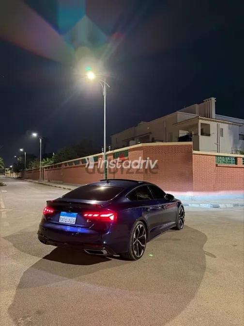 اودي A5 2021 أزرق غامق مستعملة للبيع - 3