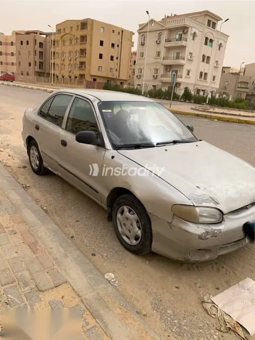 هيونداي اكسنت 2000 فضي مستعملة للبيع - 2