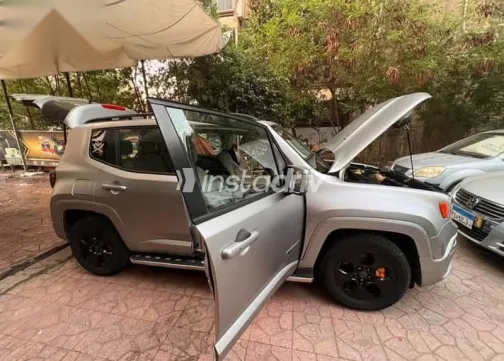 Jeep Renegade 2016 Silver Used for Sale - 1