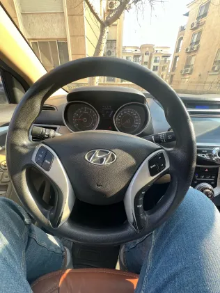 هيونداي إلنترا اتش دى 2012 أبيض مستعملة للبيع