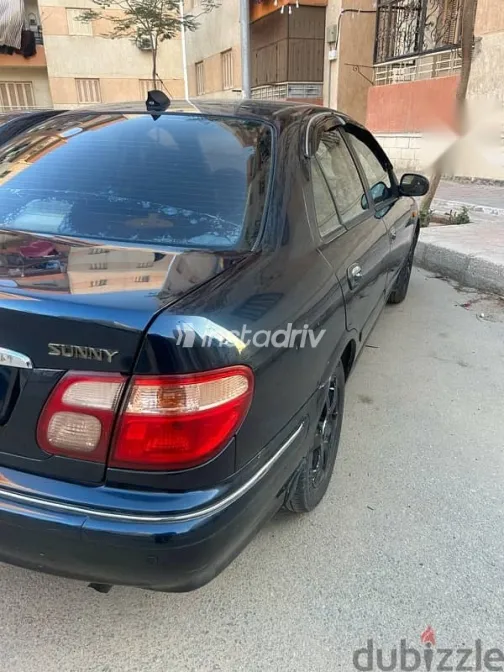 نيسان صنى 2002 أزرق غامق مستعملة للبيع - 3