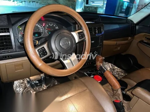 جيب شيروكي 2013 أسود مستعملة للبيع - 2