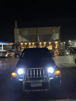 جيب شيروكي 2013 أسود مستعملة للبيع