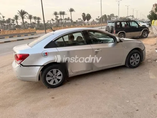 شيفروليه كروز 2010 فضي مستعملة للبيع - 3