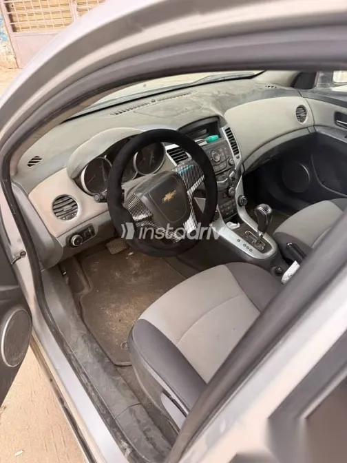 شيفروليه كروز 2010 فضي مستعملة للبيع - 4