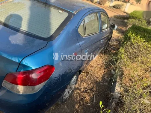 ميتسوبيشي اتراج 2014 أزرق غامق مستعملة للبيع - 1