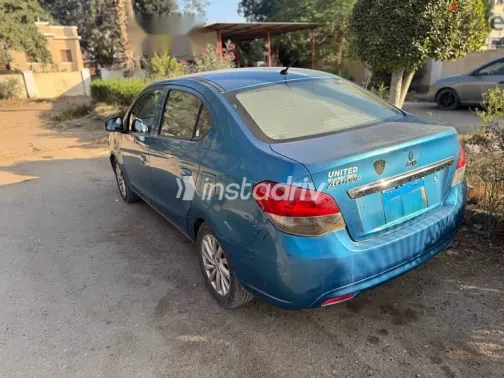 ميتسوبيشي اتراج 2014 أزرق غامق مستعملة للبيع - 3