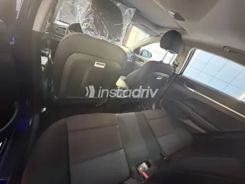 هيونداي إلنترا 2020 أزرق غامق مستعملة للبيع - 1