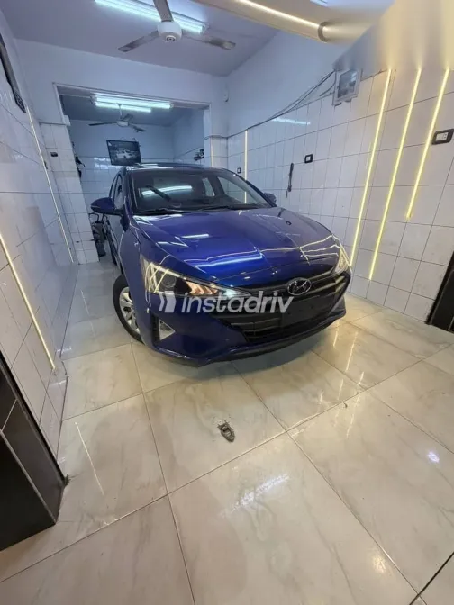 هيونداي إلنترا 2020 أزرق غامق مستعملة للبيع - 7