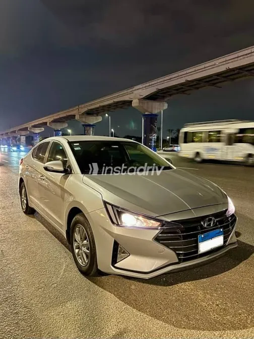 هيونداي إلنترا 2025 فضي مستعملة للبيع - 1