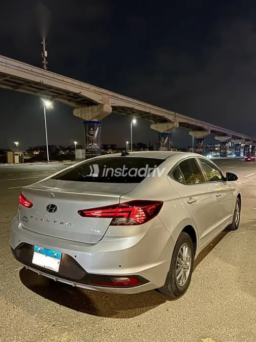 هيونداي إلنترا 2025 فضي مستعملة للبيع - 3