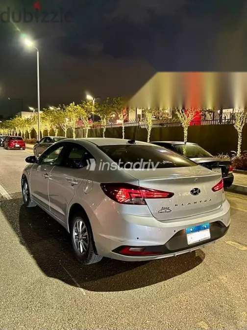 هيونداي إلنترا 2025 فضي مستعملة للبيع - 4