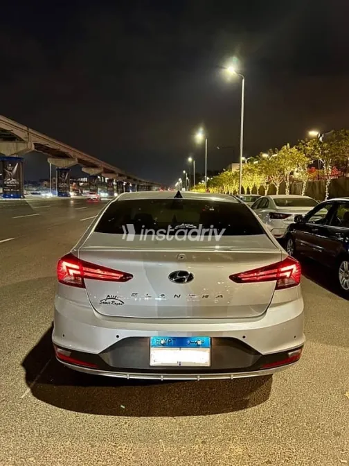 هيونداي إلنترا 2025 فضي مستعملة للبيع - 5